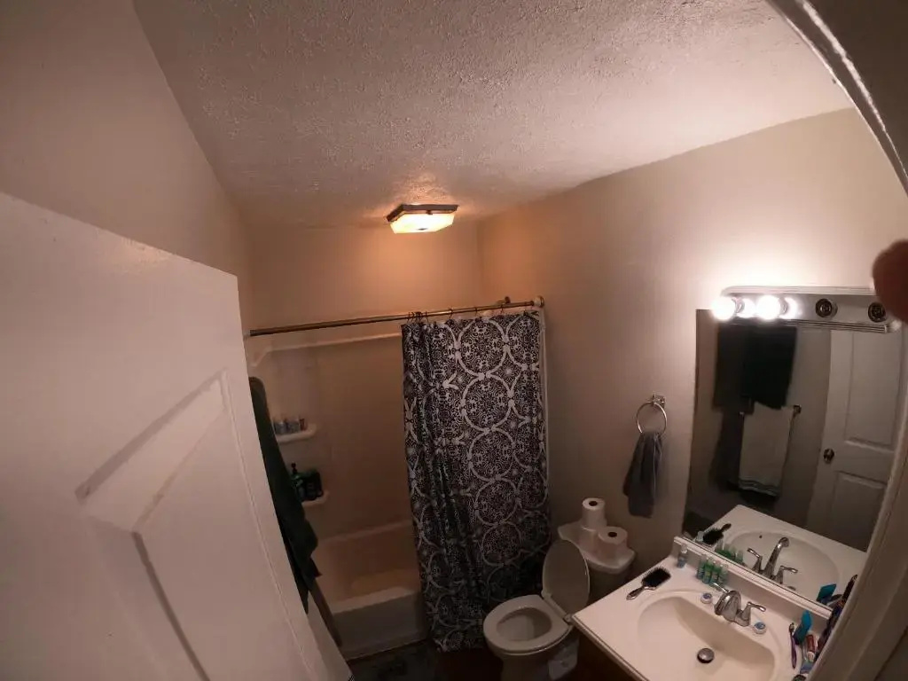 Private Queen bedroom Shared Apartment in Kona near shoreline town