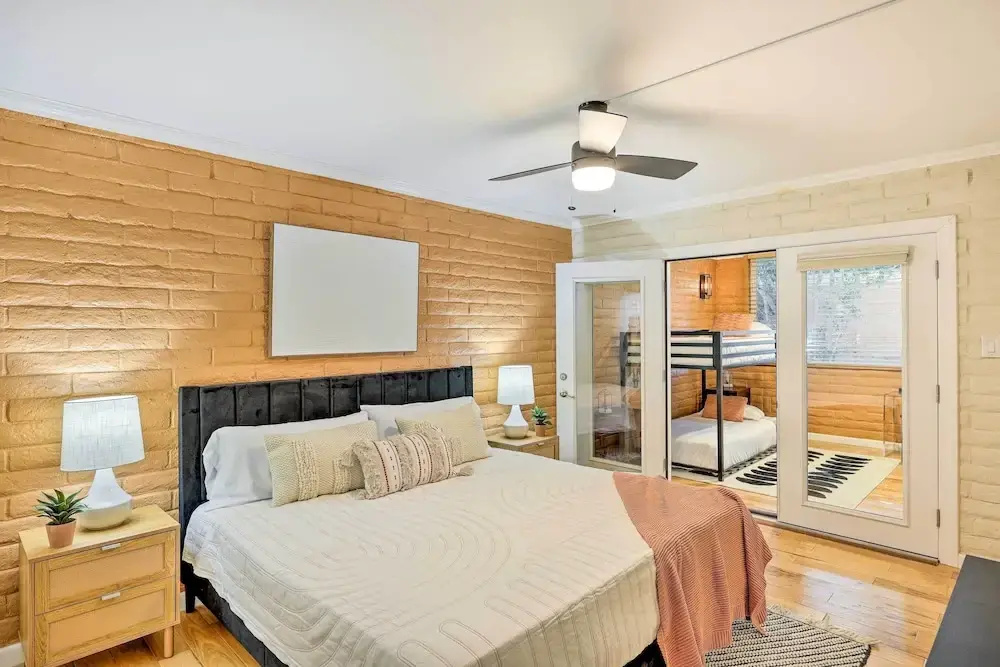 Stunning Old Town Condo: Pool & Sunset Views!
