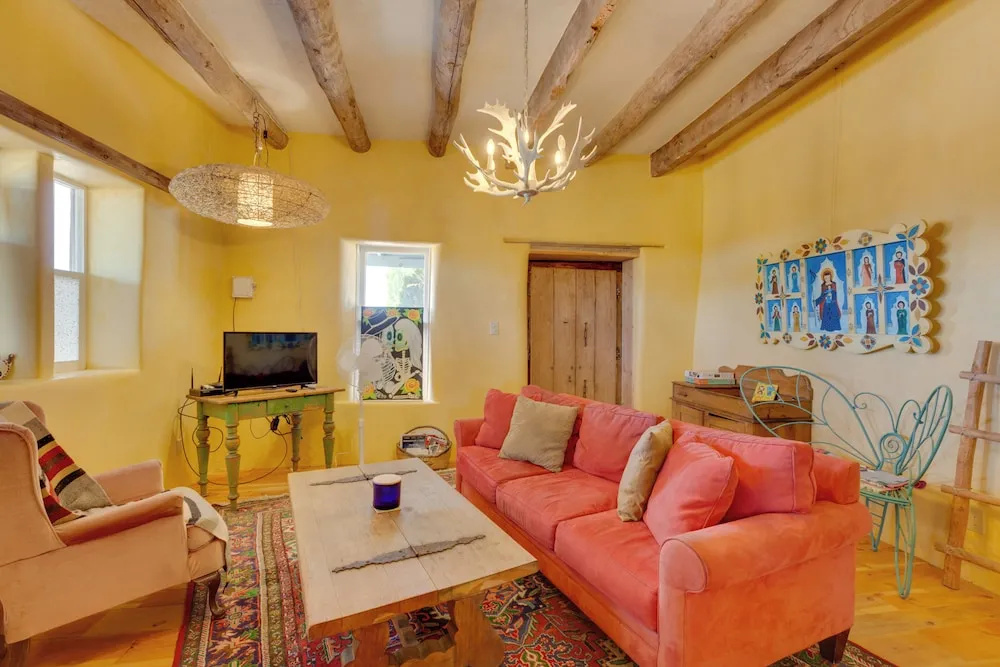 Santa Cruz Home with Mountain Views!