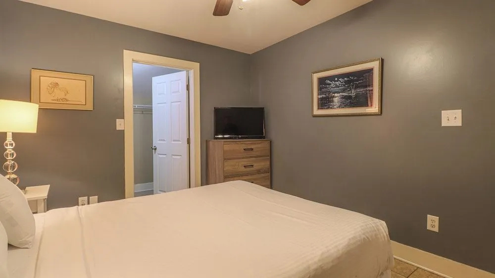 Delightful 2-bedroom, 1-bath Home Near Biloxi's Scenic Back Bay