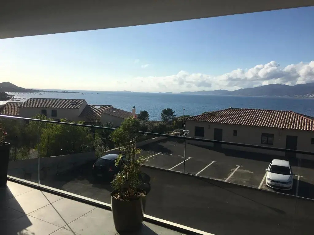 Appt vue mer Baie Ajaccio PietroBeach à 25m d'une crique magnifique