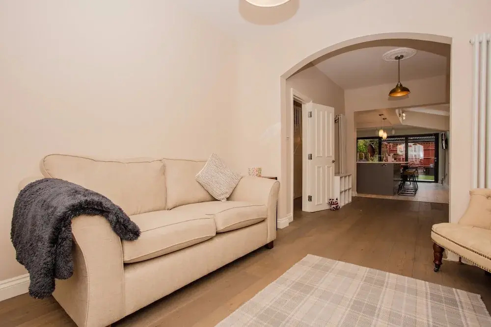 3 Bedroom Home With Skylight and Garden