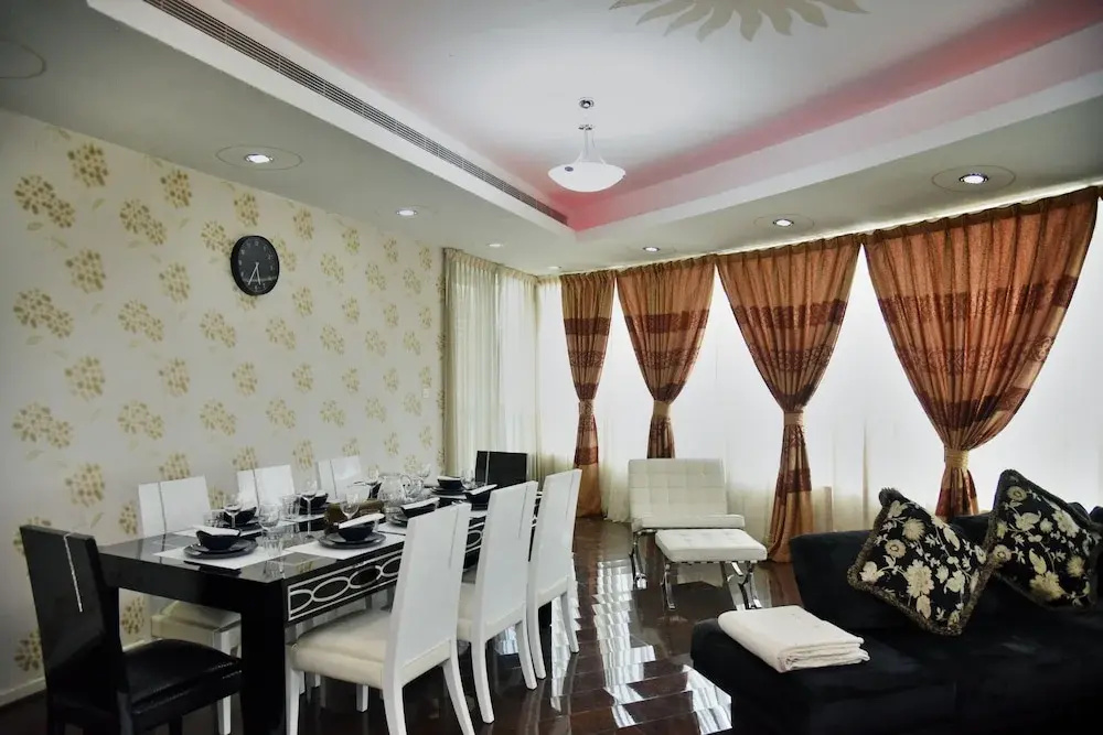 Luxury 4BR Apartment in Horizon Towers