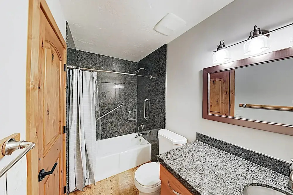 Amazing Alpine Getaway, Walk To Bus - Near Slopes 5 Bedroom Home