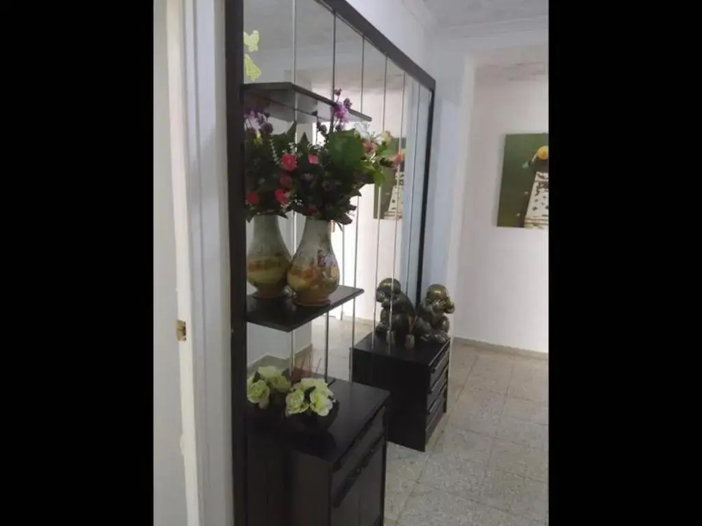 Deluxe 3 Bedroom Apartment, Balcony, 15 Minutes Walk to City and Beach Sys2