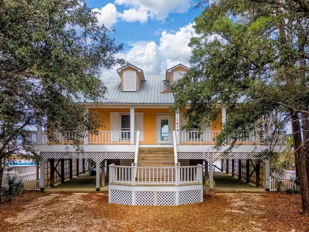 Screamin' Peace 1614 Cadillac 3 Bedroom Home by RedAwning