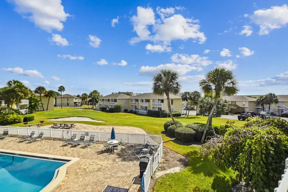 SPC 2013 is a Pet Friendly Upstairs 1 BR with Seasonal Beach Setup by RedAwning