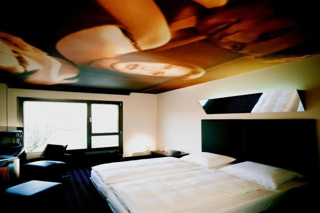 Kult Hotel