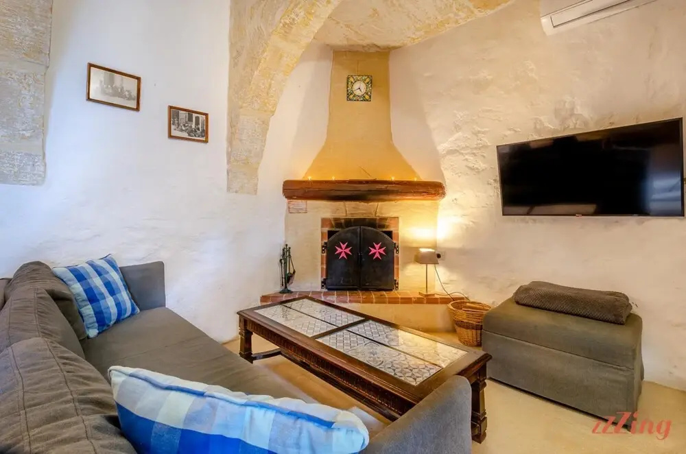 Studio w Courtyard in a Traditional Country Home