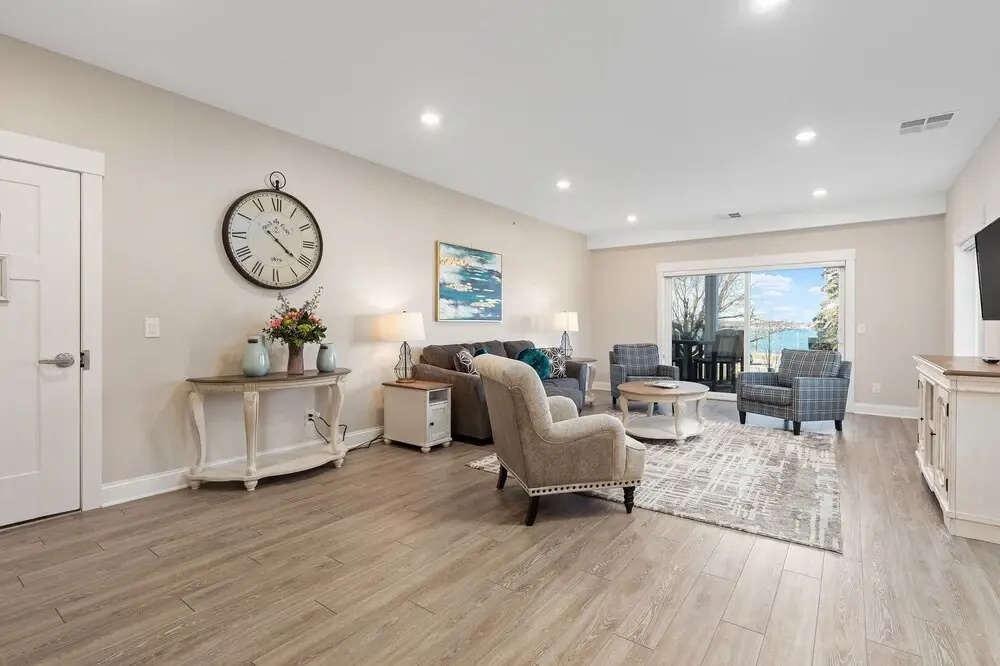 539 Bay St. Lake View Condo Unit 303E