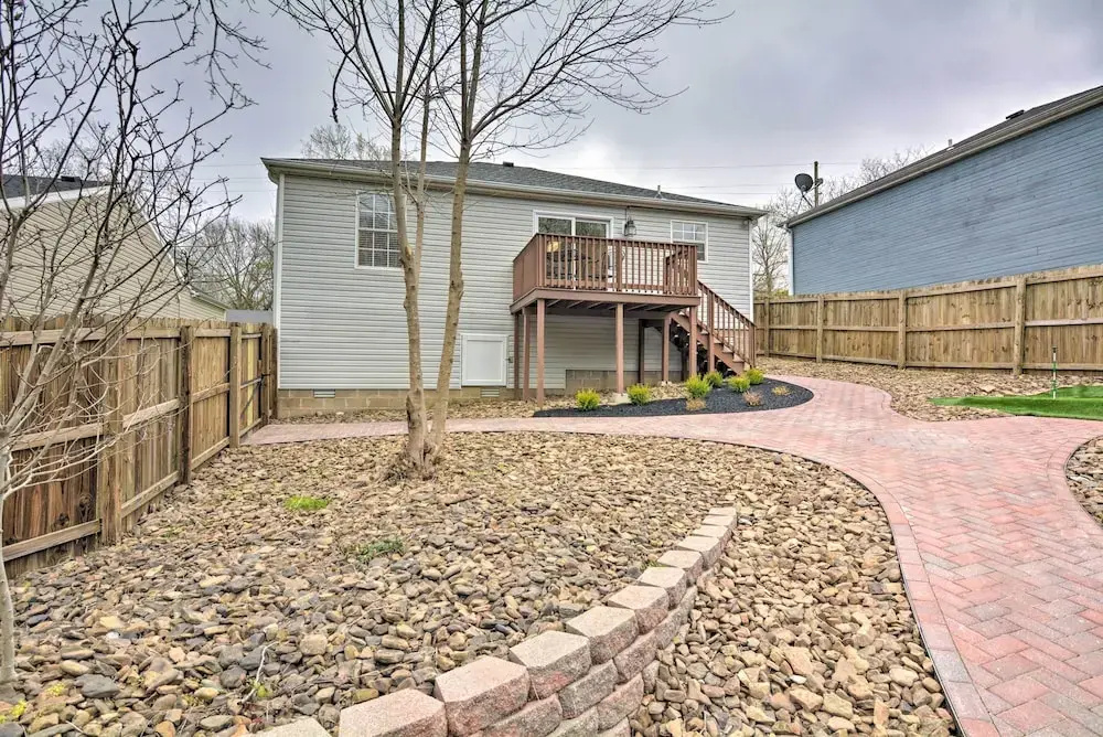 Updated & Modern House < 1 Mi to Dtwn Bentonville!