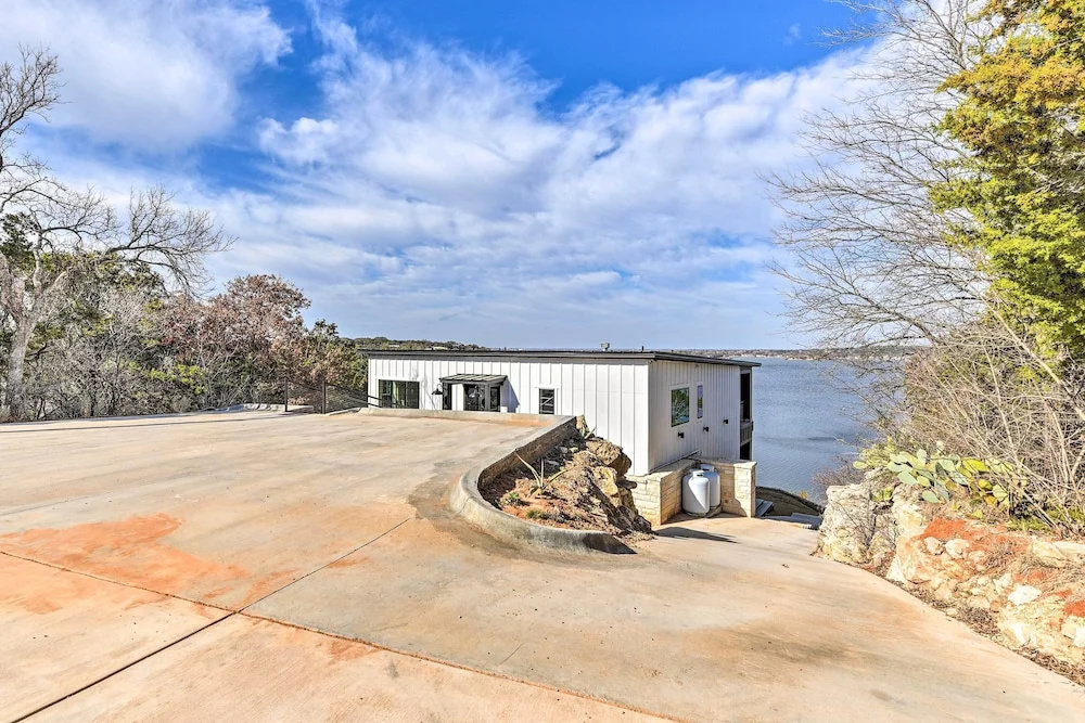 Luxury Lake Granbury Cliffside Home with Deck!