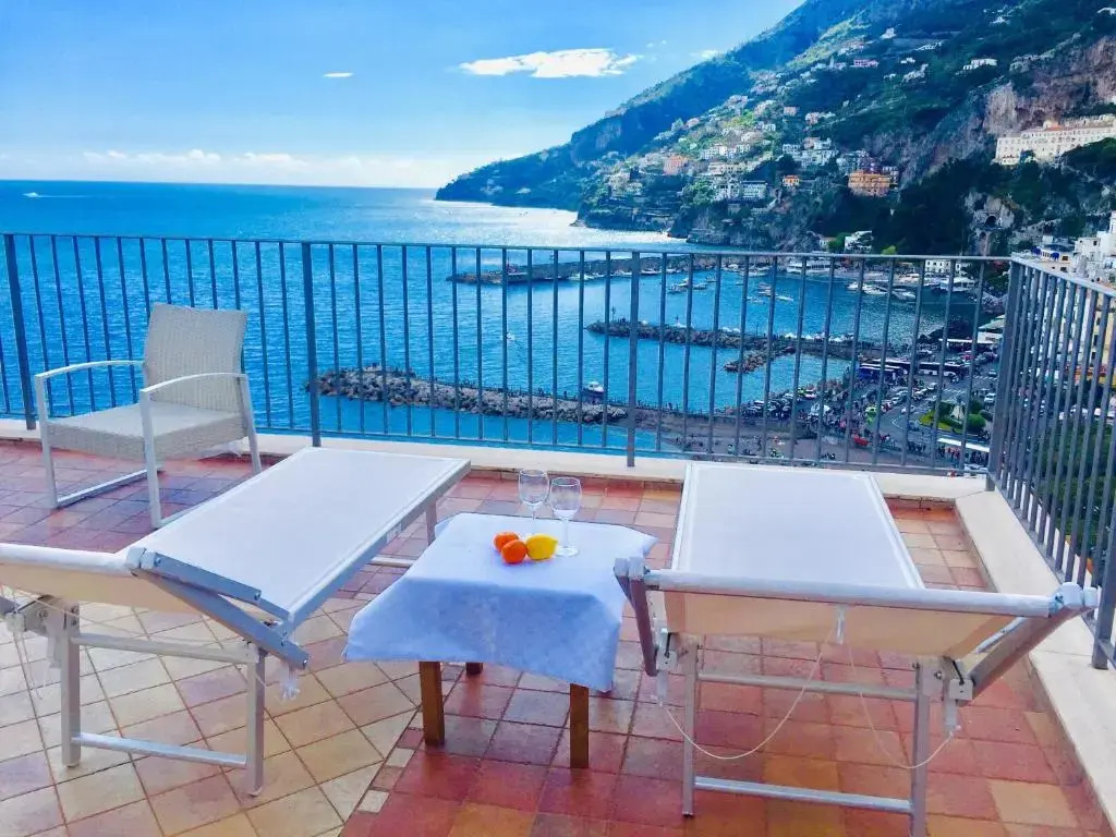 Rooftop flat in Amalfi Central "Panoramic view, Near the beach,Terrace "