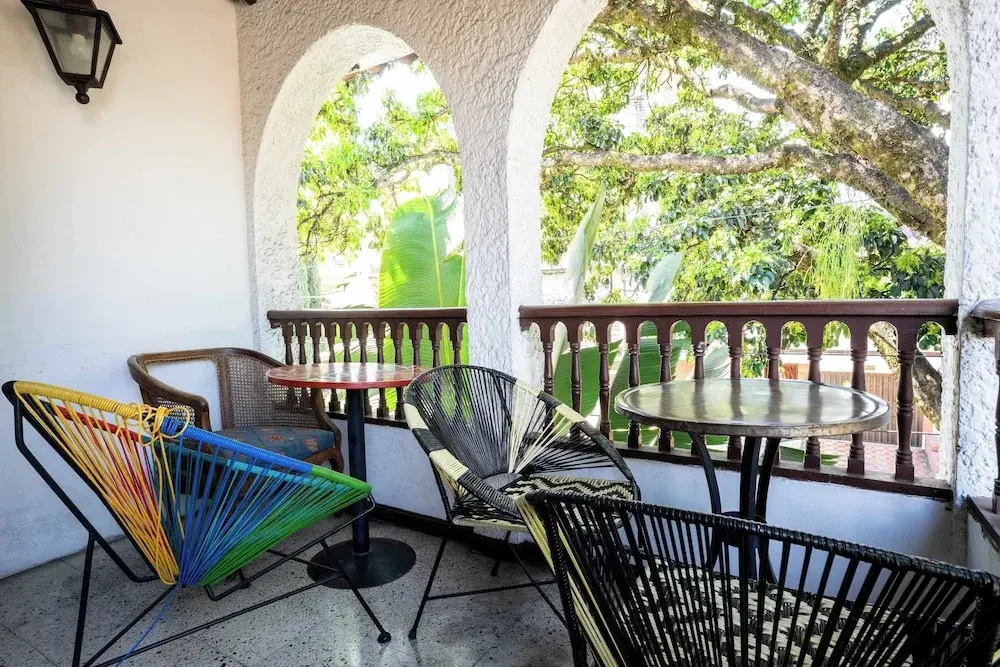w Bright Colonial 5BR House With Balcony