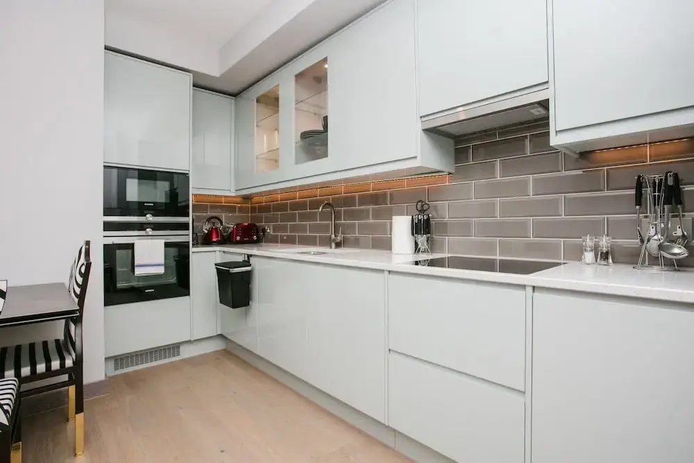 Modern 1 Bedroom Apartment With Balcony