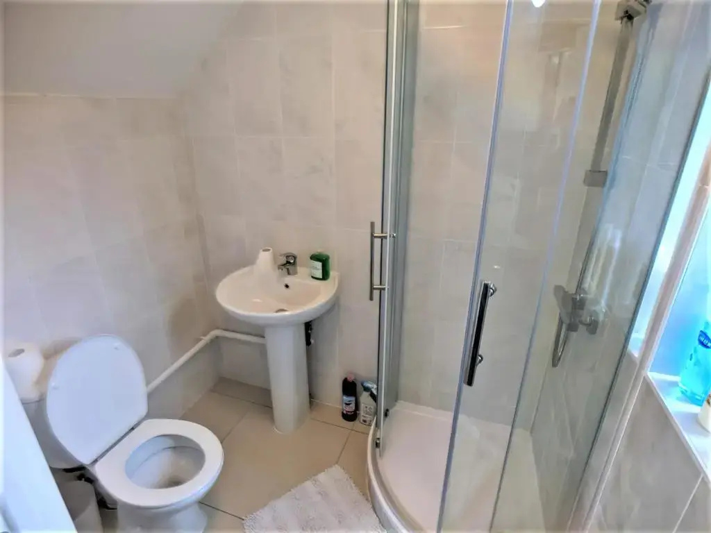 4 Bedrooms 3 Baths Large House Near City Centre, Free Parking