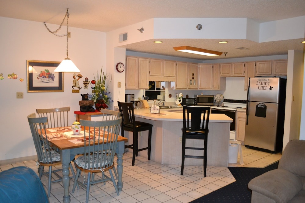 City View 410 3BD Condo with Private Balcony by RedAwning