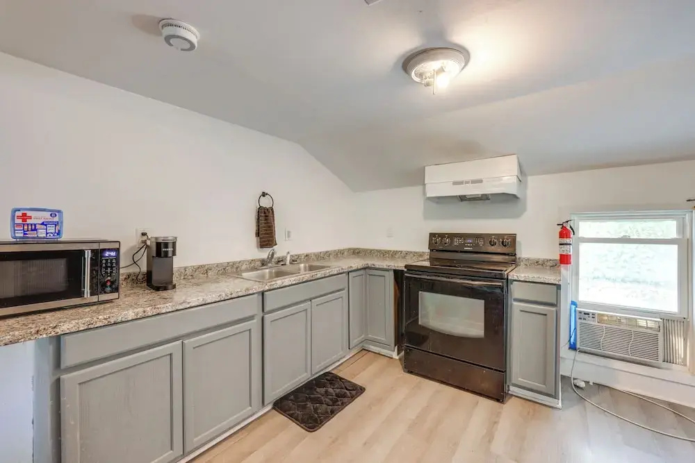 8 Mi to Keuka Lake: Walkable Apartment in Bath