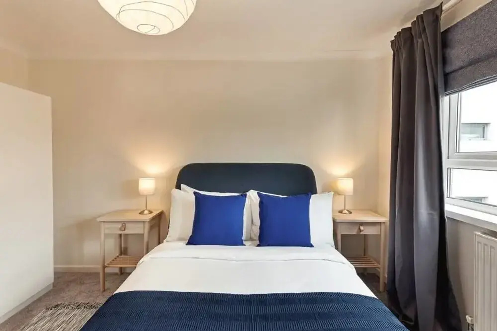 Comfy 6-sleeper Apt w/ Large Patio in W Kensington
