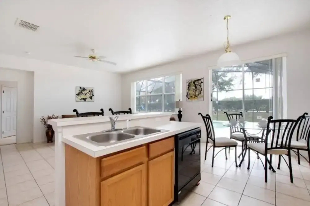Windwood Bay Vacation Home 4 Bedroom Home by Redawning