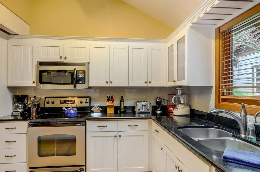 5166 Bayview Rd Home - 4 Br home by RedAwning