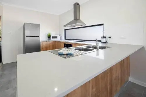 DAYDREAMING Airlie Beach, Water views & only 200m to boardwalk.
