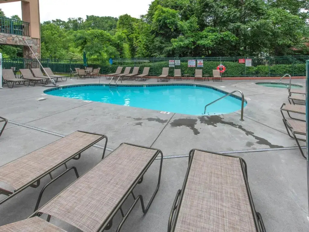 City Bear, 2BR, Pool, Spa, Downtown Gatlinburg, Sleeps 6