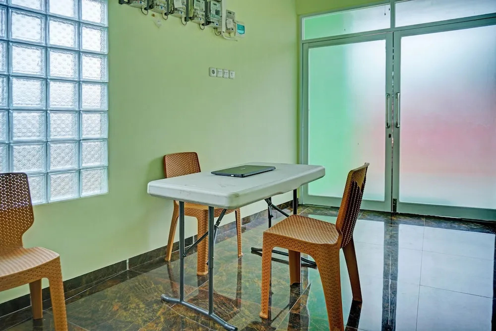 OYO 92293  Pahala Syariah Residence