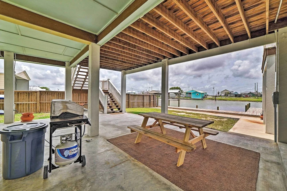 Waterfront Rockport Home w/ Dock & 3 Kayaks!