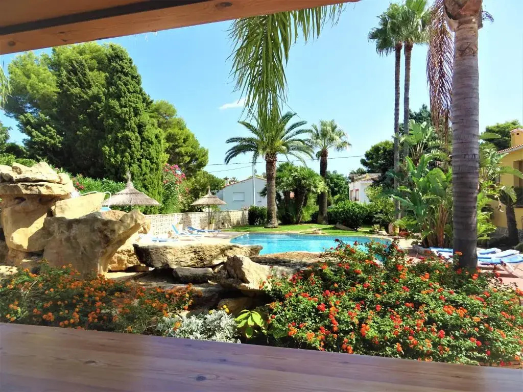 Villa with private pool and tennis court 150 metres from the sea-Villa el Olivo