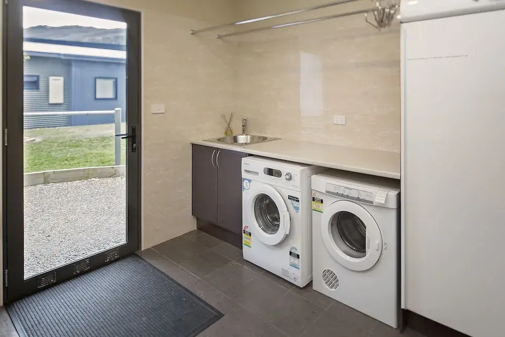 Kickenback Chalet - 2BR Chalet l Gym l Indoor Pool l Tennis Court l WiFi l Air-Con