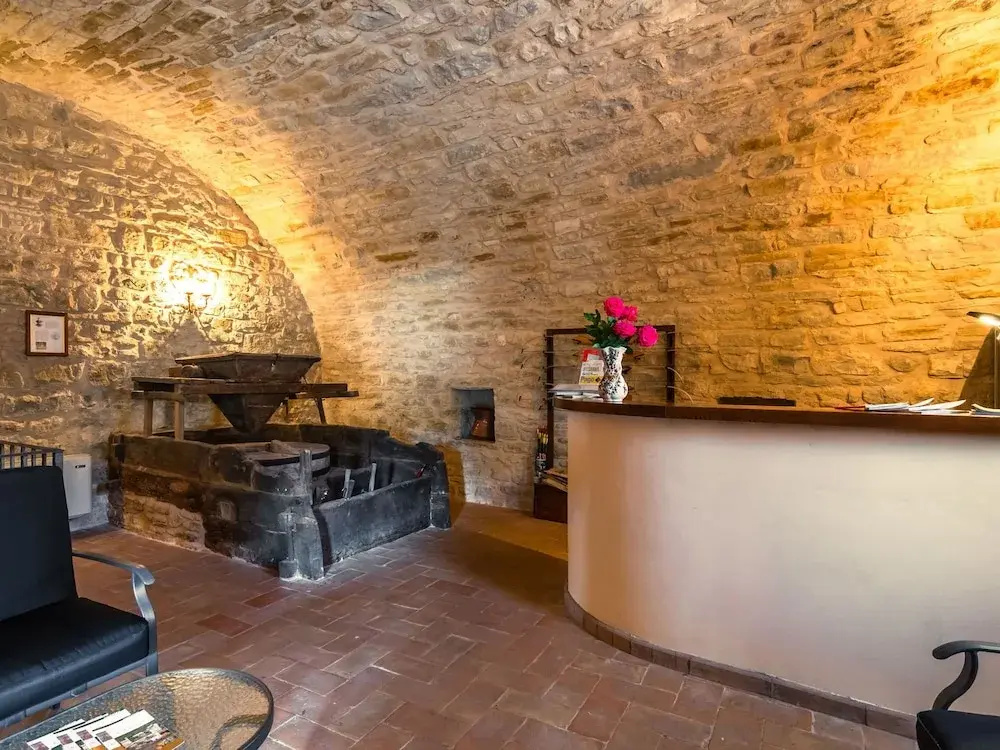Estate With 5 Apartments, Swimming Pool, Large Garden