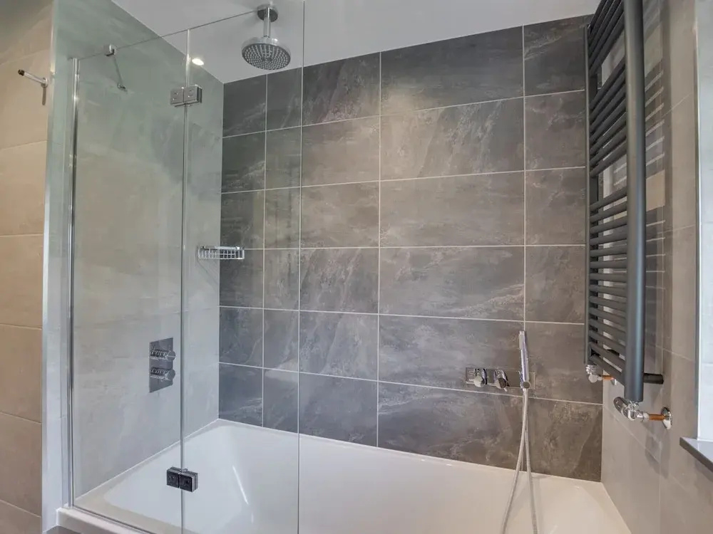 Detached Holiday Home With Three Bathrooms, Open Fire and Private Parking