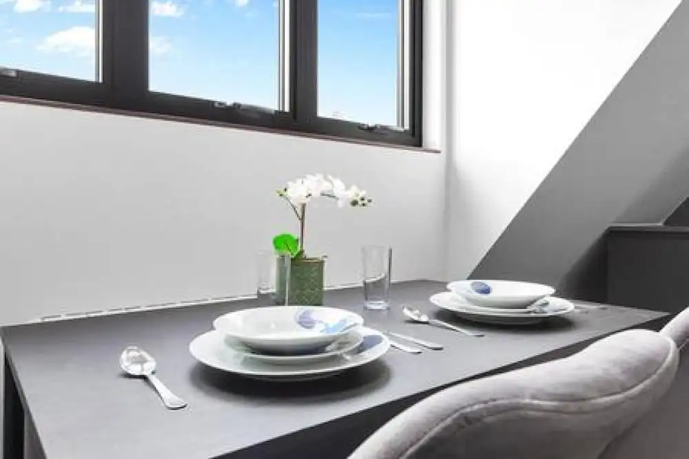 Stylish King Size Bed Studio Near Central London