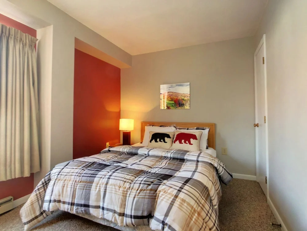 MG 3C16 - Wow!  Location. Views. Pool. Sauna. Shops.  2 Bedrooms