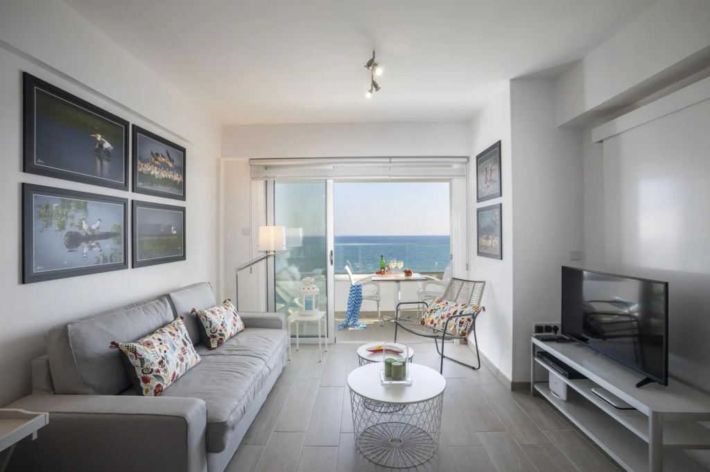 Mackenzie Zoe Seafront Suite