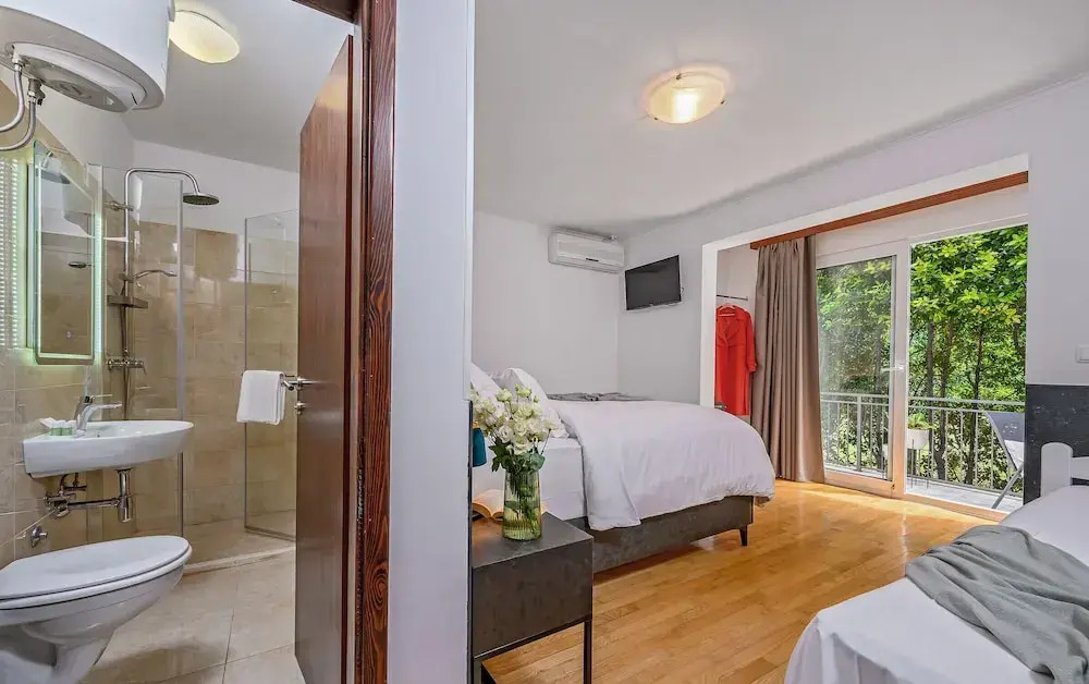 Yellow house with private parking