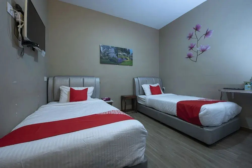 OYO 90231 Hotel By The Park Plt