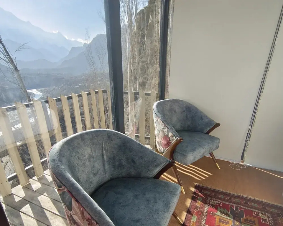 Stunning Cliff-edge 2-bedroom Chalet in Karimabad