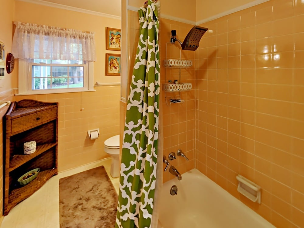 3BR 2BA Brentwood Home by RedAwning