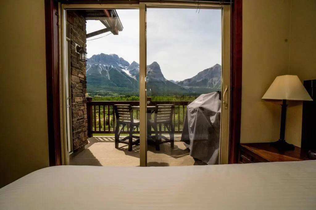 Spacious 3BR 2BA Penthouse with Mountain Views
