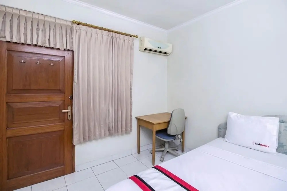 RedDoorz Near WTC Sudirman