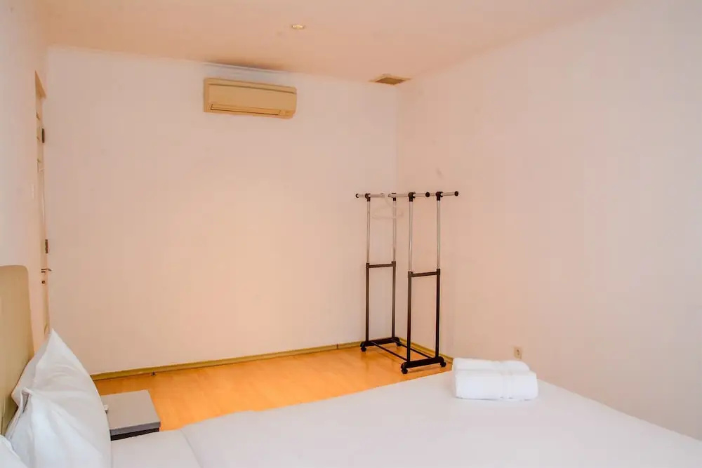 Spacious FX Residence with Mall Access