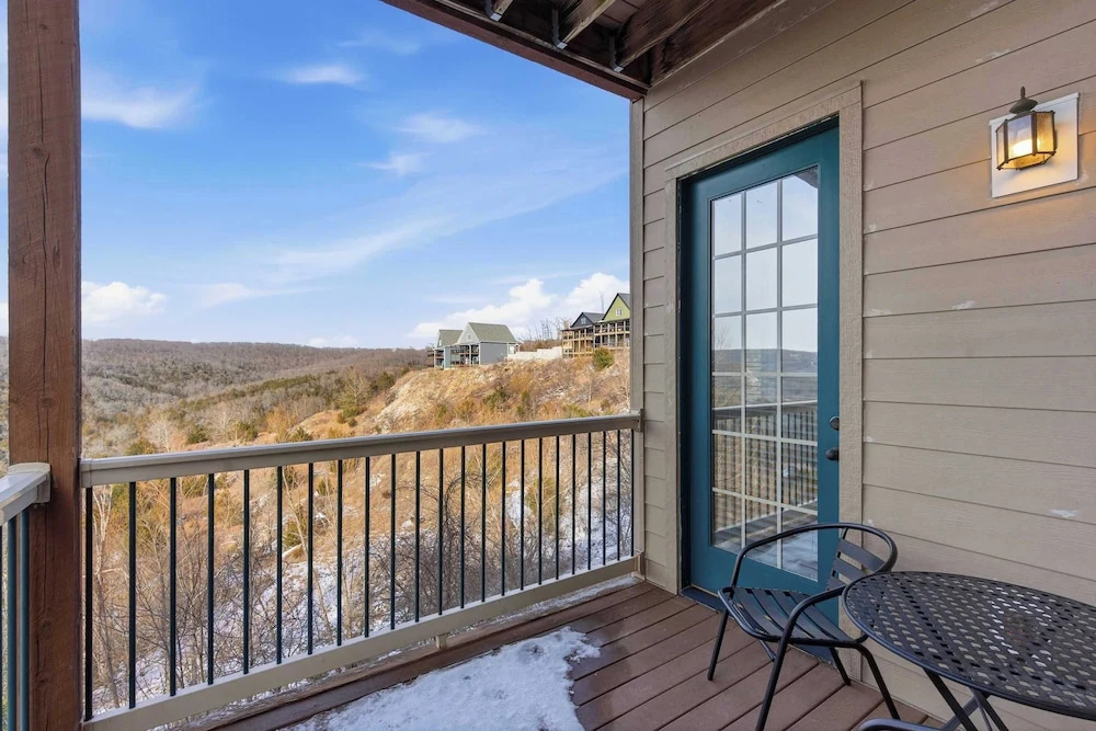 Stone Cliff Oasis Scenic Views