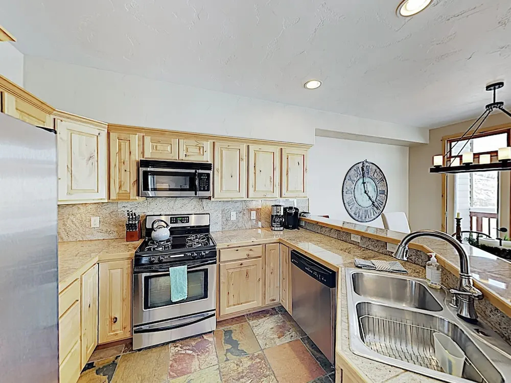 Choice Mountain-view New-build W/ Private Garage 3 Bedroom Home