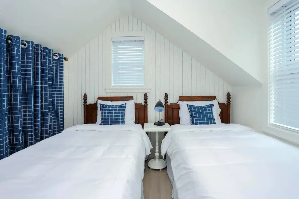 Tasteful 2 Bedroom Suite near Marine Gateway by Elevate Rooms