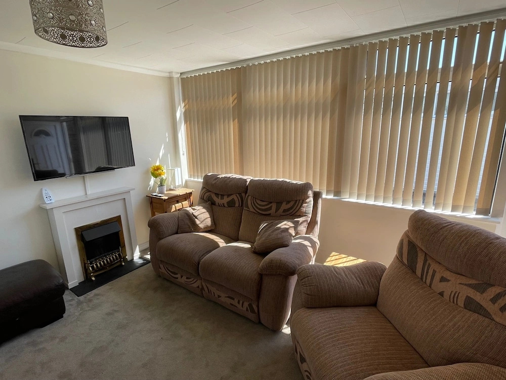 2 Bed Lodge Sleeps 4- Pets, Parking, 2min to Beach