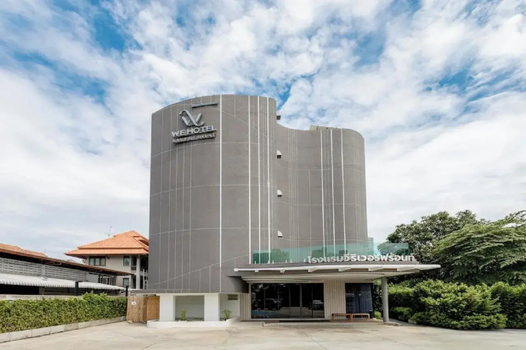 WE HOTEL RIVERFRONT