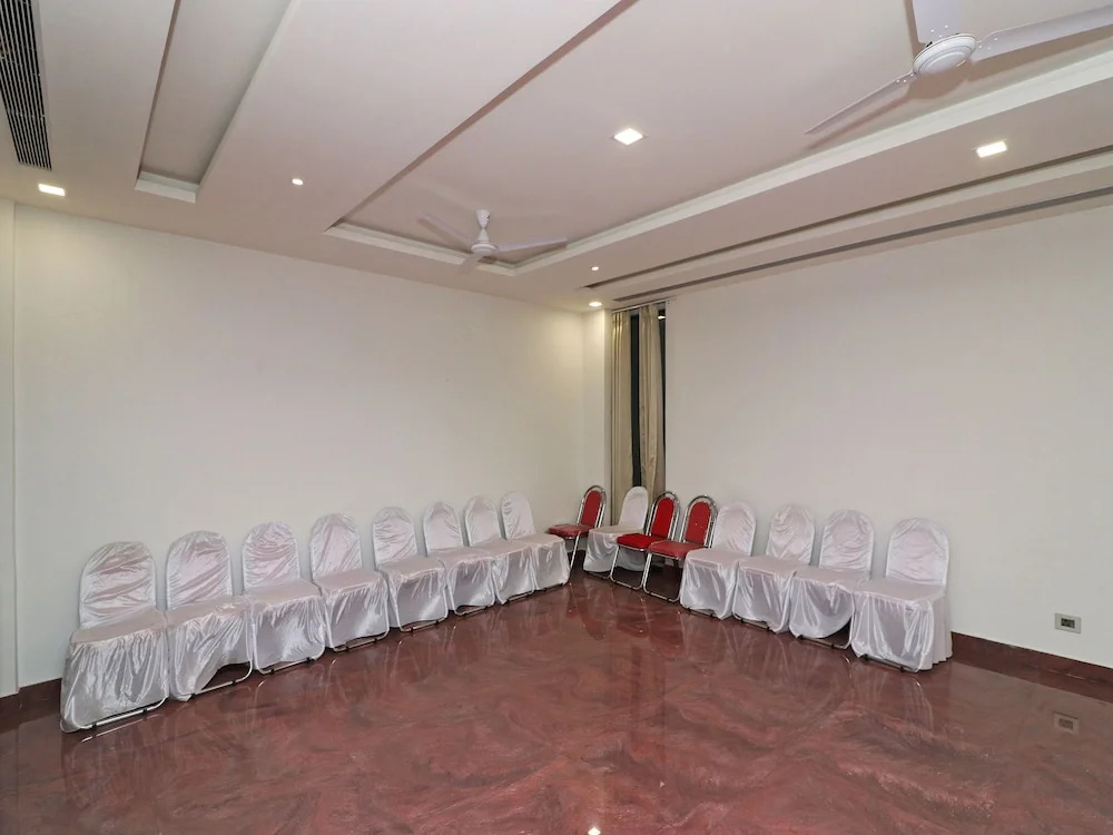 OYO 13616 Hotel Gala Galaxy