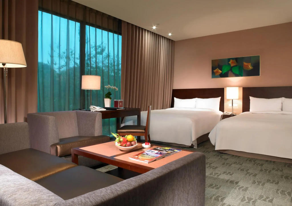 Lakeshore Hotel